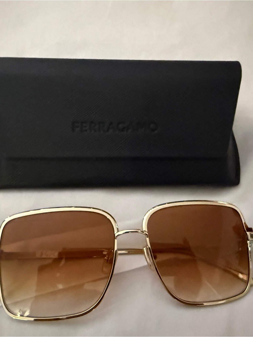 Ferragamo Gold Frame Honey Gradient Lens Sunglasses - Picture 1 of 4